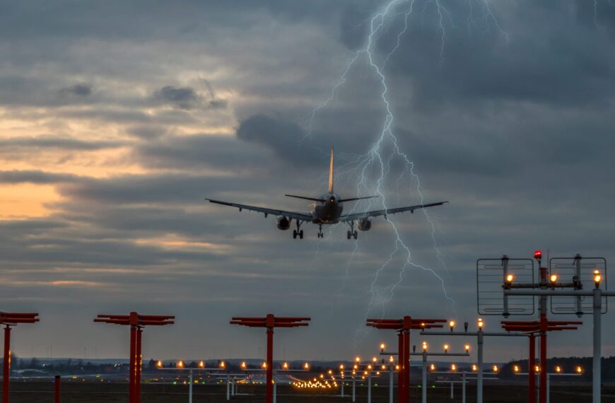 What happens to planes in thunder?