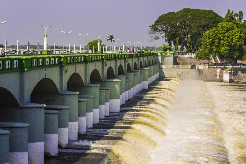 Kallanai Dam is an amazing ancient dam. It is also known as Grand Anicut. This dam flows from the Tiruchirapalli District to Thanjavur district, Tamil Nadu.