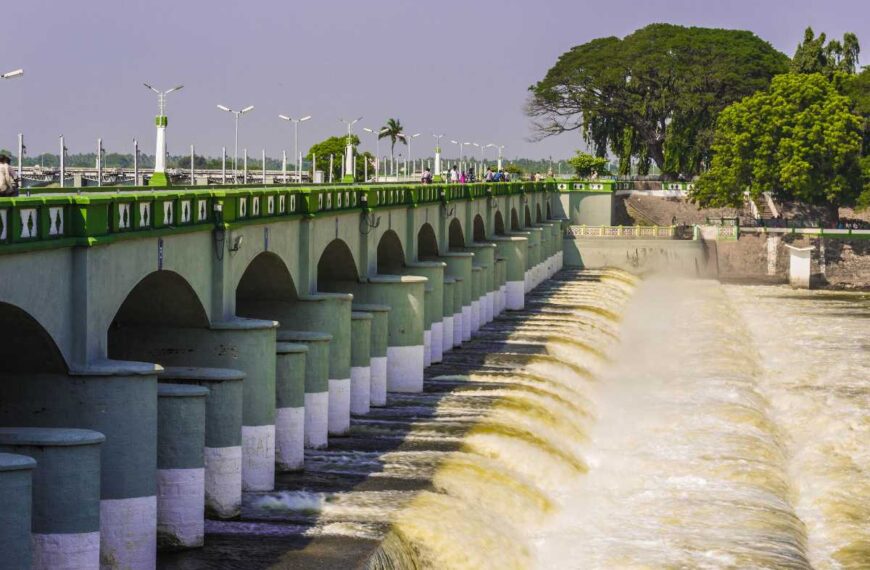 Kallanai Dam is an amazing ancient dam. It is also known as Grand Anicut. This dam flows from the Tiruchirapalli District to Thanjavur district, Tamil Nadu.